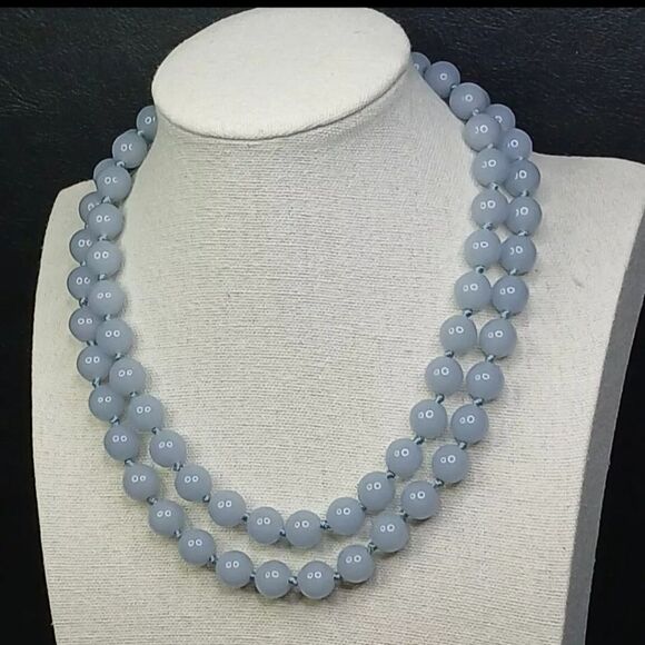 Vintage TRIFARI Necklace Gray Lucite Beads Individually Knotted 31" - Picture 4 of 6